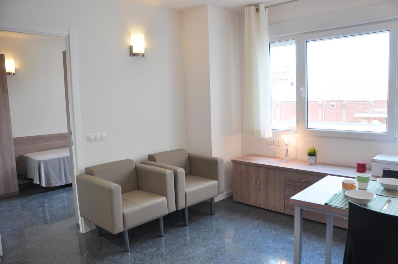 Alojamientos Universitarios Resa Hipatia Terrassa Bagian luar foto